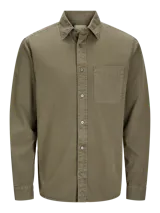 Camisa de manga larga color verde oliva, con cuello clásico, cierre con botones y bolsillo en el pecho.