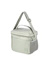 Kit de tres piezas color negro que incluye una mochila, una lonchera y una cartuchera. La mochila cuenta con un compartimento principal espacioso, bolsillo frontal con cierre y tirantes ajustables. La lonchera posee un asa superior y la cartuchera es de diseño compacto. Todas las piezas presentan un estilo minimalista con un parche de la marca.