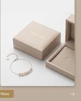 Pulsera de cadena fina de plata 925 con seis perlas de río dispuestas en el centro.