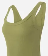 Blusa musculosa de ribana color blanco, con escote en U.