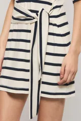 Vestido corto de punto con estampado de rayas horizontales, cuello redondo, mangas cortas y lazo ajustable en la cintura.