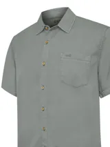 Camisa de manga corta RKF confeccionada en tencel, color verde grisáceo. Presenta cuello clásico, cierre frontal con botones claros, bolsillo en el pecho con bordado del logo del pato al tono y pinza en la espalda.