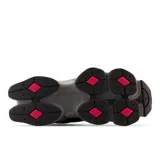 Championes New Balance modelo 9060, color negro y gris oscuro, con diseño robusto y suela gruesa. Presentan paneles superpuestos de malla y gamuza, y el logo 'N' característico en los laterales.