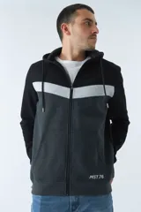 Campera negra y gris con capucha, cierre frontal y bolsillos tipo canguro.