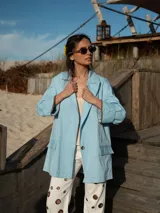 Blazer celeste de corte recto con solapas y bolsillos delanteros.