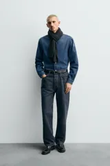 Camisa de corte regular fit confeccionada en tejido de mezcla de algodón y cashmere. Presenta cuello con botones, cierre frontal de botones, mangas largas con puños abotonados y un acabado con efecto lavado.