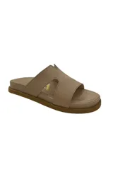 Sandalias de cuero color taupe, con suela marrón.