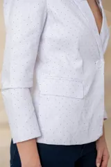 Blazer blanco con apliques de strass y bolsillos delanteros con solapa.