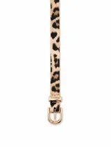 Cinto fino con estampado animal print tipo leopardo, confeccionado en material con textura de pelo y hebilla metálica dorada.