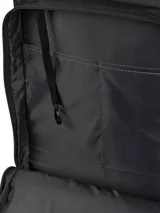 Mochila unisex de diseño técnico en color gris oscuro, fabricada en poliéster ripstop. Cuenta con un compartimento principal amplio, bolsillo frontal con cierre y panel organizador interno, bolsillos laterales de malla y detalles reflectantes.