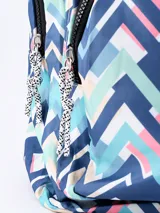 Mochila estampada con diseño de rombos en tonos azul, celeste, rosa y blanco.