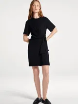 Vestido corto de manga corta con cuello redondo y detalle de lazo anudado en la cintura, confeccionado en tejido suave.