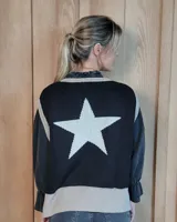 Chaleco de punto de algodón con diseño de estrella grande en la espalda. Presenta un corte holgado, cuello redondo y terminaciones en tejido acanalado en contraste de color.