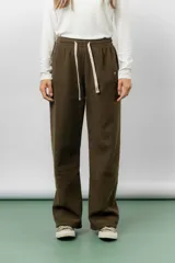 Pantalón de corte relajado y pierna recta, confeccionado en tejido tipo corderoy liviano. Presenta cintura elastizada con cordón ajustable y diseño de silueta amplia.
