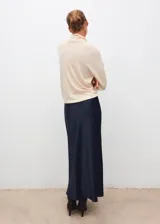 Falda midi de tejido satinado en color azul marino, con diseño recto y cintura con goma elástica.