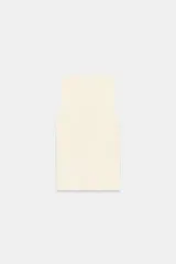 Top de punto color crema, sin mangas, con cuello redondo y corte ajustado.