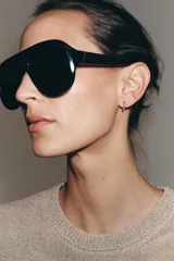 Pack de cuatro pendientes metálicos dorados. Incluye un par de aros pequeños con relieve y un par de pendientes tipo tachuela con forma alargada y aplicación de cristal central.