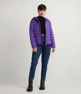 Campera puffer ultra ligera de Blue Steel, color rojo, con capucha, cierre frontal y bolsillos laterales con cremallera. Diseño acolchado con relleno sintético.