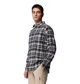 Camisa de franela a cuadros en tonos negro, blanco y gris, de manga larga, con cierre frontal de botones y bolsillo en el pecho.