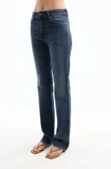 Pantalón de jean azul de corte recto.