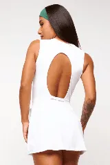 Vestido deportivo negro sin mangas, con escote en V y logo estampado en el pecho. Falda corta con short interno y bolsillos laterales. Incluye protección UV50+.