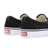 Zapatillas Vans Classic Slip-On negras con suela blanca de goma y logo de la marca en el lateral.