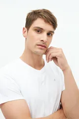 Remera blanca de algodón con cuello en V, manga corta, calce regular y logo bordado en el pecho.