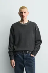 Sweater de punto relaxed fit de algodón color gris oscuro con efecto lavado, cuello redondo y manga larga.