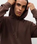 Buzo de modal con capucha ajustable y cordones al tono, de manga larga con puños y ruedo ajustados.