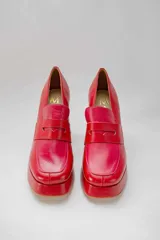 Mocasines color beige con estampado de piel de cocodrilo, plataforma y tacón cuadrado.