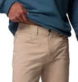 Pantalón beige de la colección ROC de Columbia, de corte recto y tejido elástico, con trabillas, bolsillos funcionales y detalle reflectante en los puños.