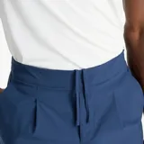 Short deportivo New Balance de la línea Tournament, color azul, con cintura elástica y bolsillos laterales diseñados para pelotas de tenis. Cuenta con tecnología de secado rápido NB DRY.