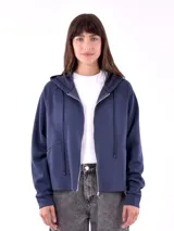 Campera con capucha y cierre frontal, color azul oscuro.