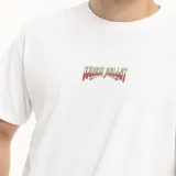 Remera blanca de corte oversize con cuello redondo y estampa pequeña centrada en el pecho.