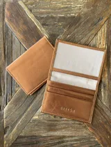 Tarjetero de cuero vacuno color dorado, con ranuras para tarjetas y bolsillo exterior en la parte trasera. Marca Bretoni.