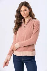 Buzo tejido combinado de color beige, con cuello alto, medio cierre metálico y puños y ruedo acanalados en tono tostado.