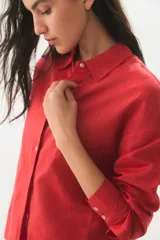 Camisa de lino y algodón color rojo, con cuello clásico, cierre frontal de botones y mangas largas con puños.