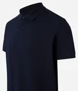 Remera polo de manga corta color verde militar, confeccionada en algodón peruano con cuello convencional y cierre de botones.