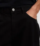 Bermuda slim de sarga color negro para hombre, de corte ajustado, con cierre de botón y cremallera, y bolsillos funcionales.