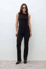 Top sin mangas de color negro con escote drapeado y corte ajustado al cuerpo.