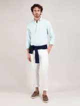 Camisa oxford de hombre color verde menta, con corte regular fit, cuello buttondown y manga larga con puño simple. Presenta cierre frontal de botones y pequeño logo bordado en el pecho.