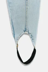 Jeans de tiro medio y corte slim fit de Zara Woman Collection, color celeste claro, con bajo acabado en estribo negro a contraste.