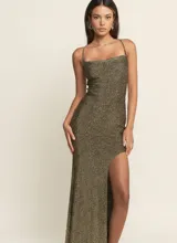 Vestido largo de lurex con acabado brillante, corte ajustado al cuerpo, escote recto con breteles finos y tajo lateral profundo en la falda.