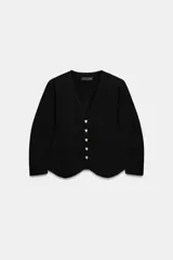 Chaqueta de punto color negro con escote en pico, manga tres cuartos y cierre frontal con botones dorados. Presenta un diseño con bajo asimétrico.