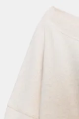 Sudadera de felpa con cuello asimétrico y manga larga, confeccionada en tejido con algodón y acabados en rib.