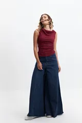 Remera sin mangas color borgoña, con cuello drapeado y corte asimétrico.