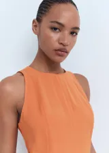 Vestido midi color naranja, sin mangas, con cuello redondo y diseño evasé.