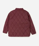 Campera acolchada de color bordó con diseño capitoneado de rombos. Presenta cuello camisero, cierre frontal con broches a presión y dos bolsillos frontales aplicados.