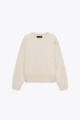 Sudadera de cuello redondo y manga larga, color beige claro, con acabados en rib en cuello, puños y dobladillo.