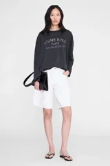 Remera de manga larga Anine Bing color negro con efecto desteñido, corte holgado y estampado frontal con texto en tipografía estilo stencil.